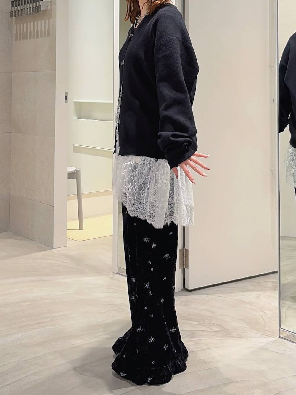 ホワイト系のワンピース、ブラック系のTシャツ/カットソー、ブラック系のその他パンツを着用したレディースの秋コーディネートの4枚目の写真