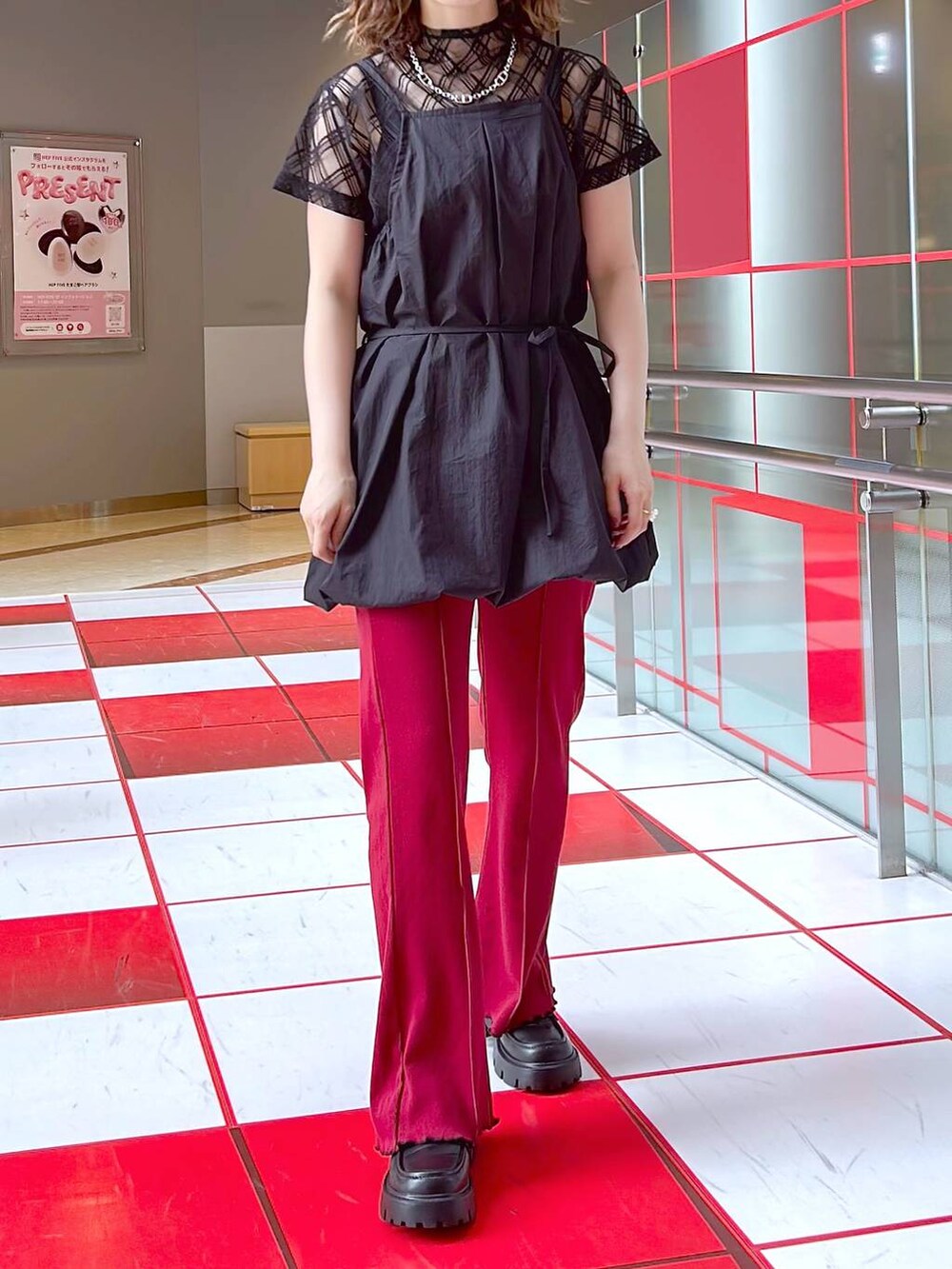 ブラック系のローファー、ブラック系のTシャツ/カットソー、ブラック系のワンピースを着用したレディースの夏コーディネートの2枚目の写真