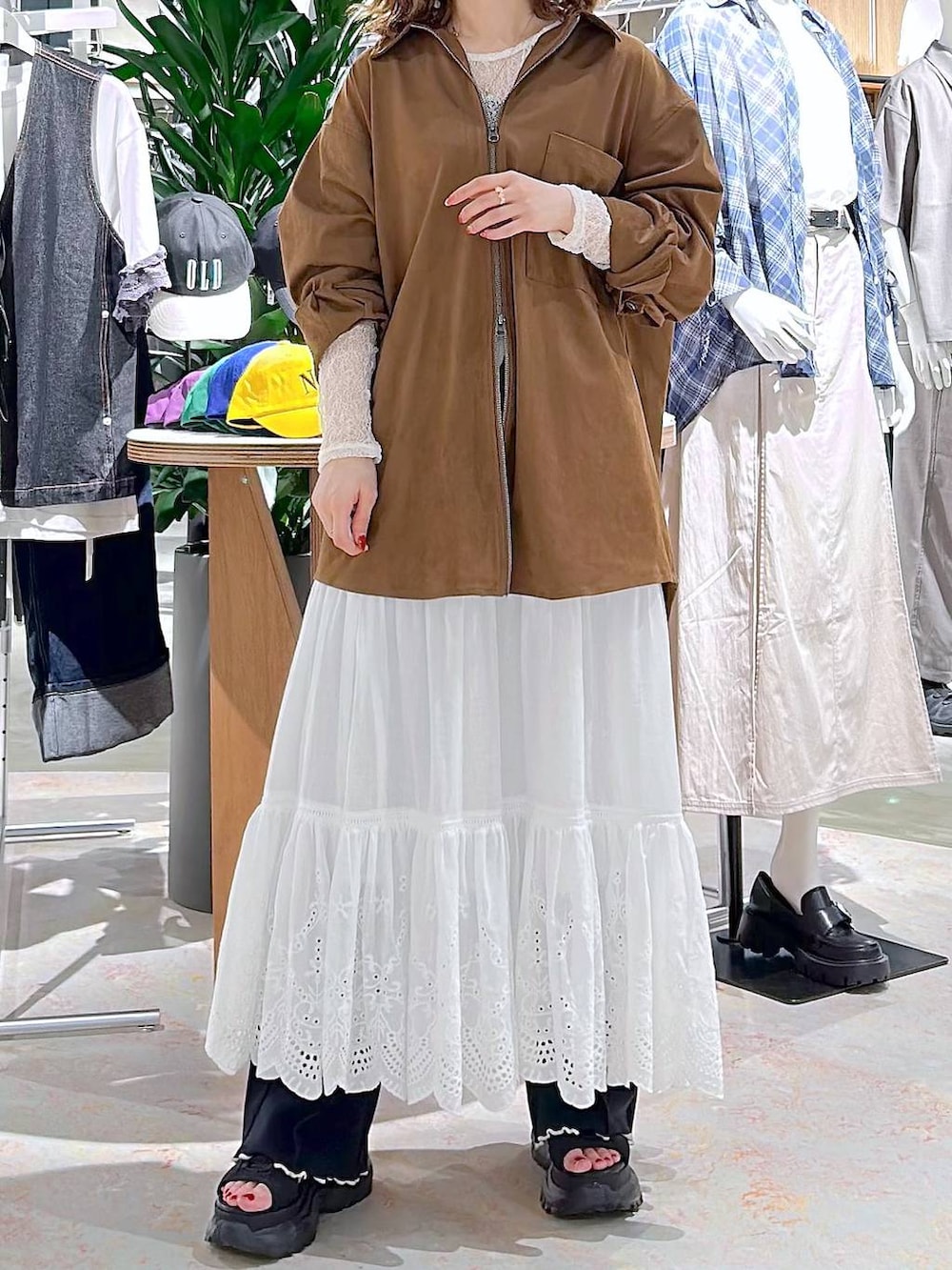 ブラック系のサンダル、ブラック系のスウェットパンツ、ホワイト系のTシャツ/カットソーを着用したレディースの秋コーディネートの2枚目の写真