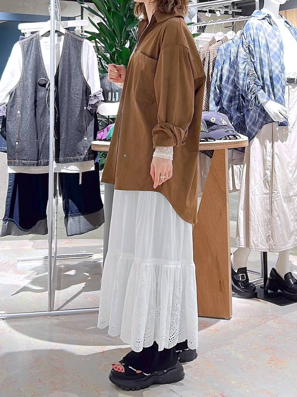 ブラック系のサンダル、ブラック系のスウェットパンツ、ホワイト系のTシャツ/カットソーを着用したレディースの秋コーディネートの3枚目の写真