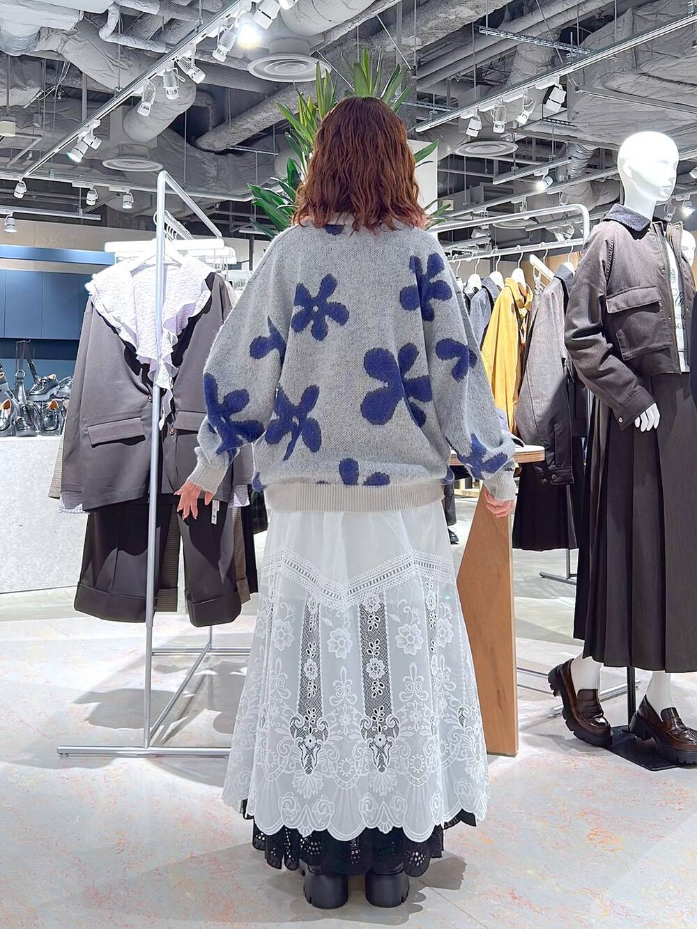 ブラック系のローファー、ホワイト系のニット/セーター、ブラック系のスカートを着用したレディースの秋コーディネートの5枚目の写真