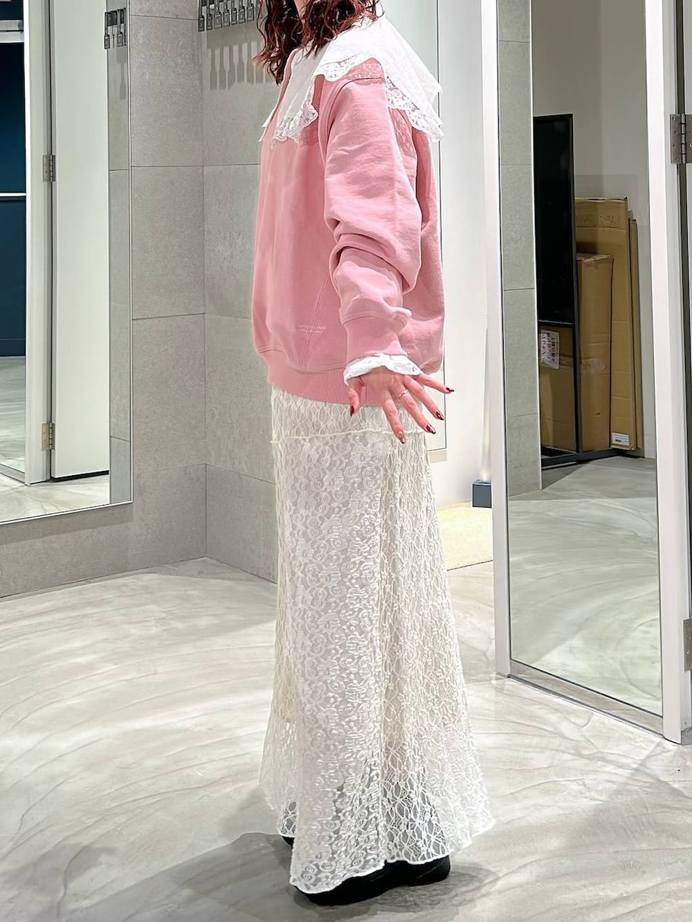 ブラック系のローファー、ホワイト系のスカート、ホワイト系のシャツ/ブラウスを着用したレディースの春コーディネートの3枚目の写真