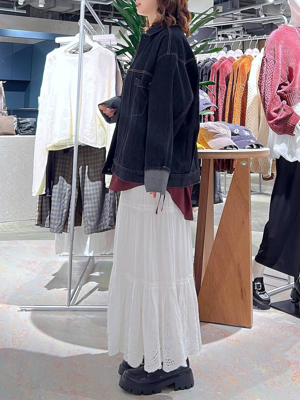 その他のローファー、ブラック系のデニムジャケット、レッド系のシャツ/ブラウスを着用したレディースの秋コーディネートの3枚目の写真