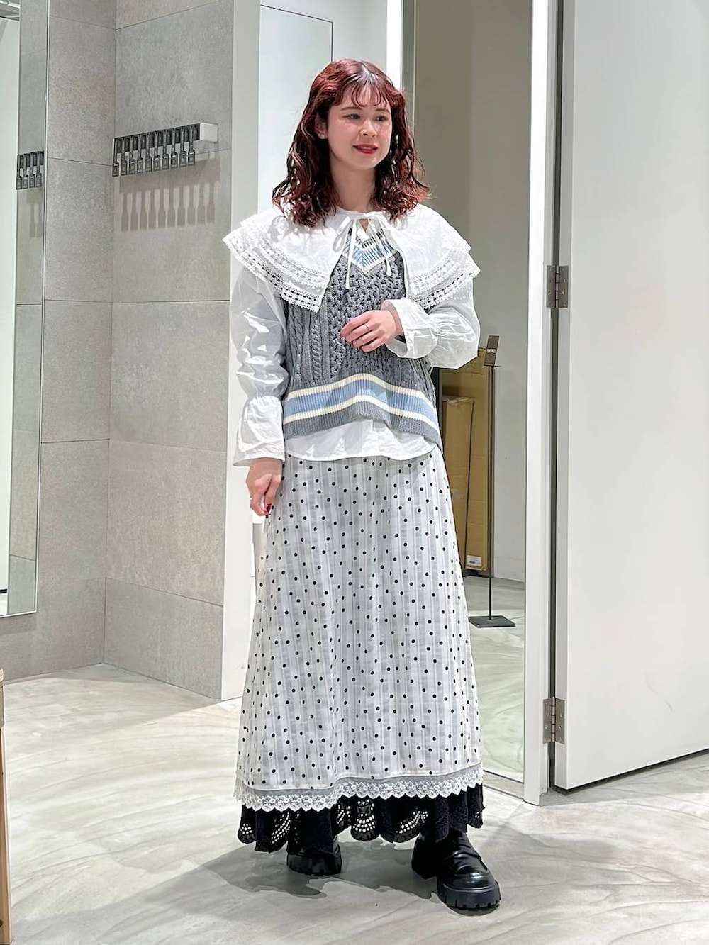 ブラック系のローファー、ホワイト系のシャツ/ブラウス、ホワイト系のワンピースを着用したレディースの春コーディネートの4枚目の写真