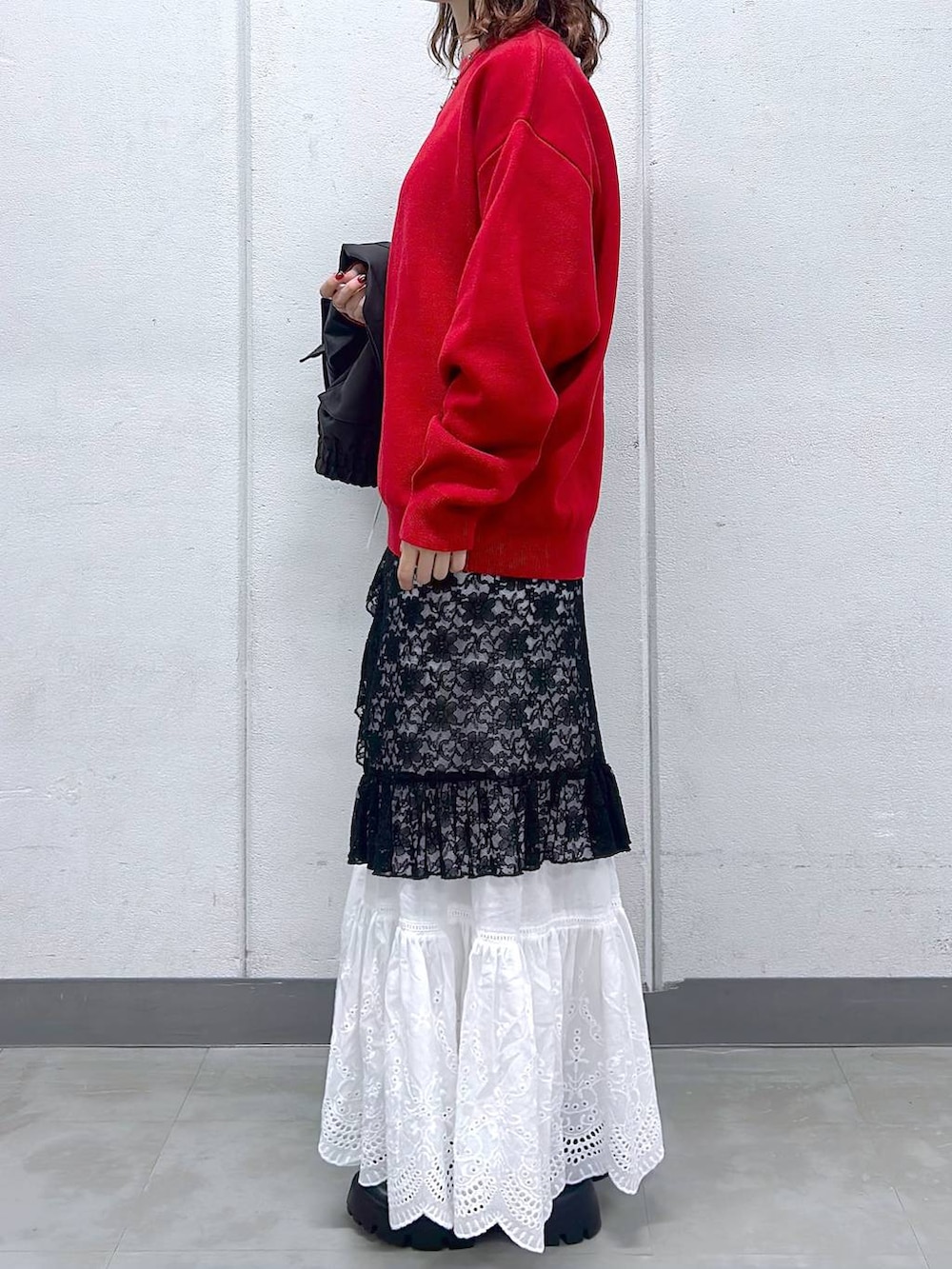 ブラック系のローファー、ブラック系のブルゾン、レッド系のニット/セーターを着用したレディースの秋コーディネートの2枚目の写真