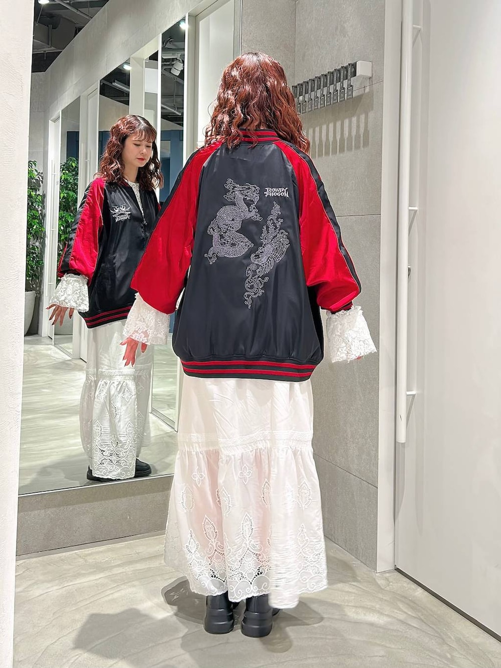 ブラック系のローファー、ホワイト系のTシャツ/カットソー、ブラック系のスカジャンを着用したレディースの春コーディネートの5枚目の写真