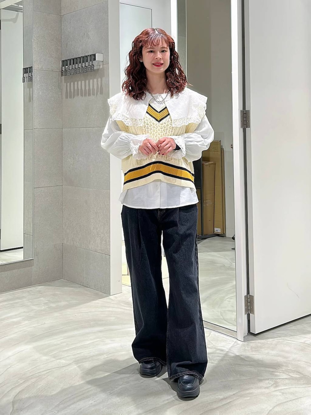 ブラック系のローファー、ブラック系のデニムパンツ、ホワイト系のシャツ/ブラウスを着用したレディースの春コーディネートの4枚目の写真