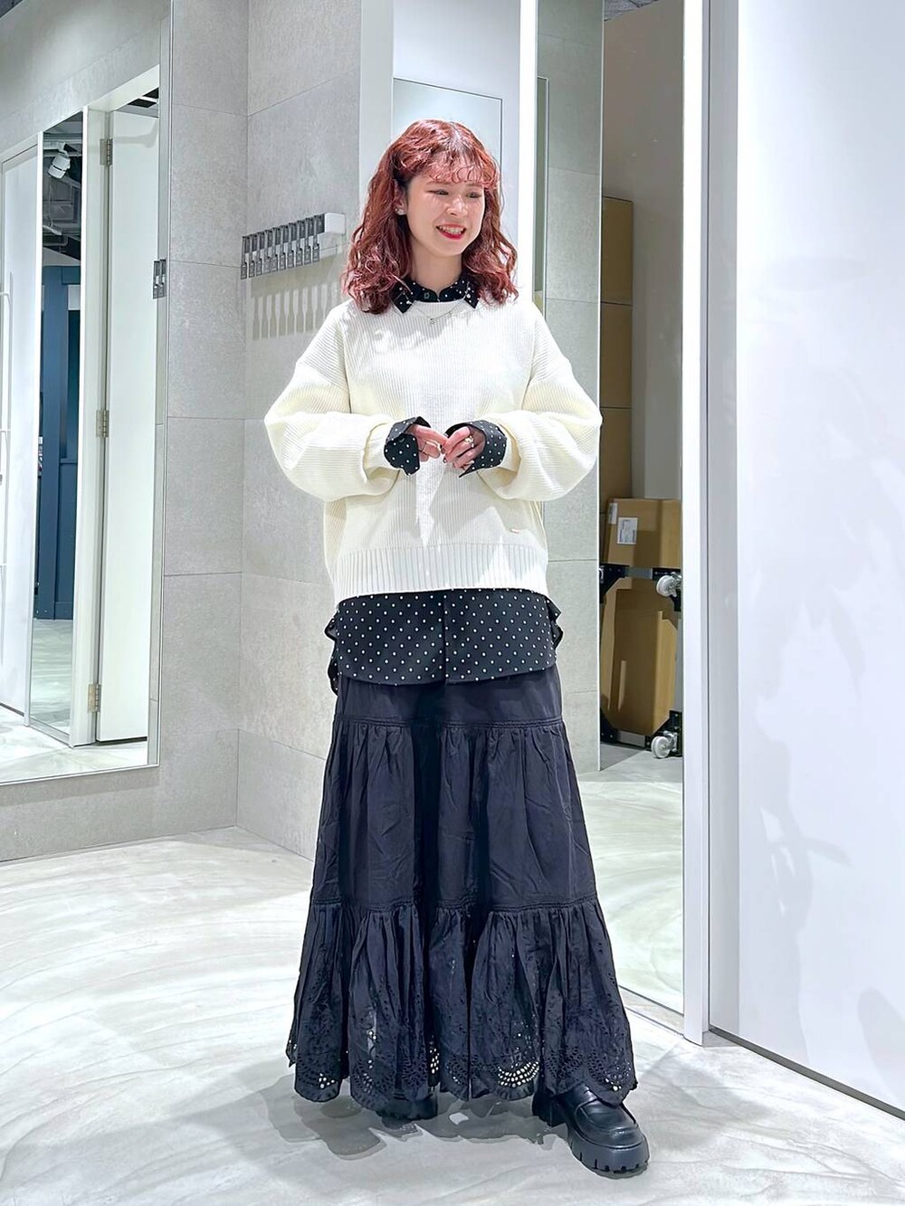 ブラック系のローファー、ブラック系のスカート、ホワイト系のニット/セーターを着用したレディースの冬コーディネートの4枚目の写真