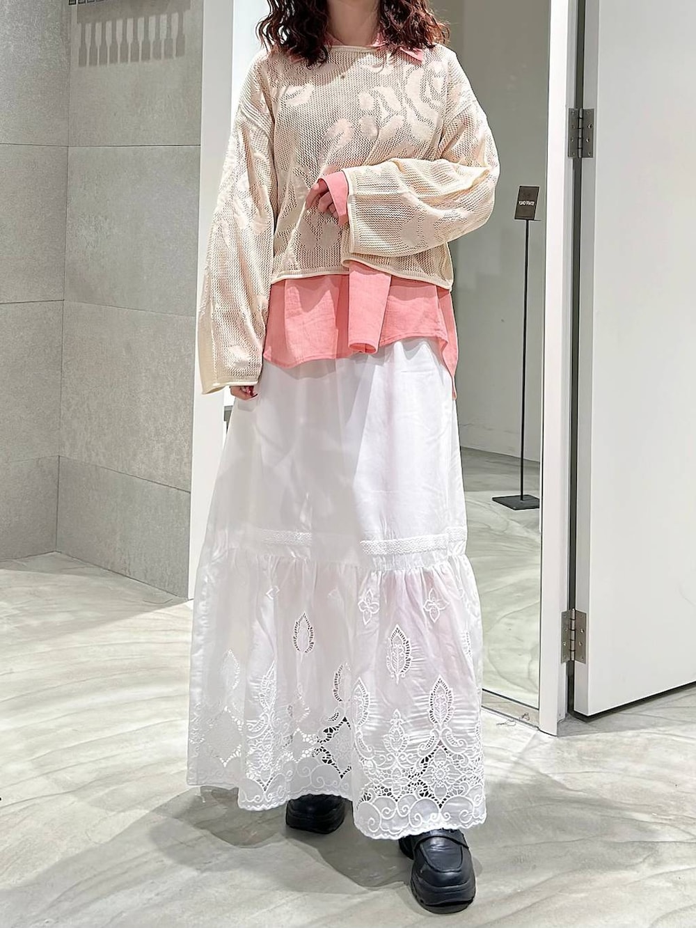 ブラック系のローファー、ピンク系のシャツ/ブラウス、ホワイト系のスカートを着用したレディースの春コーディネートの2枚目の写真