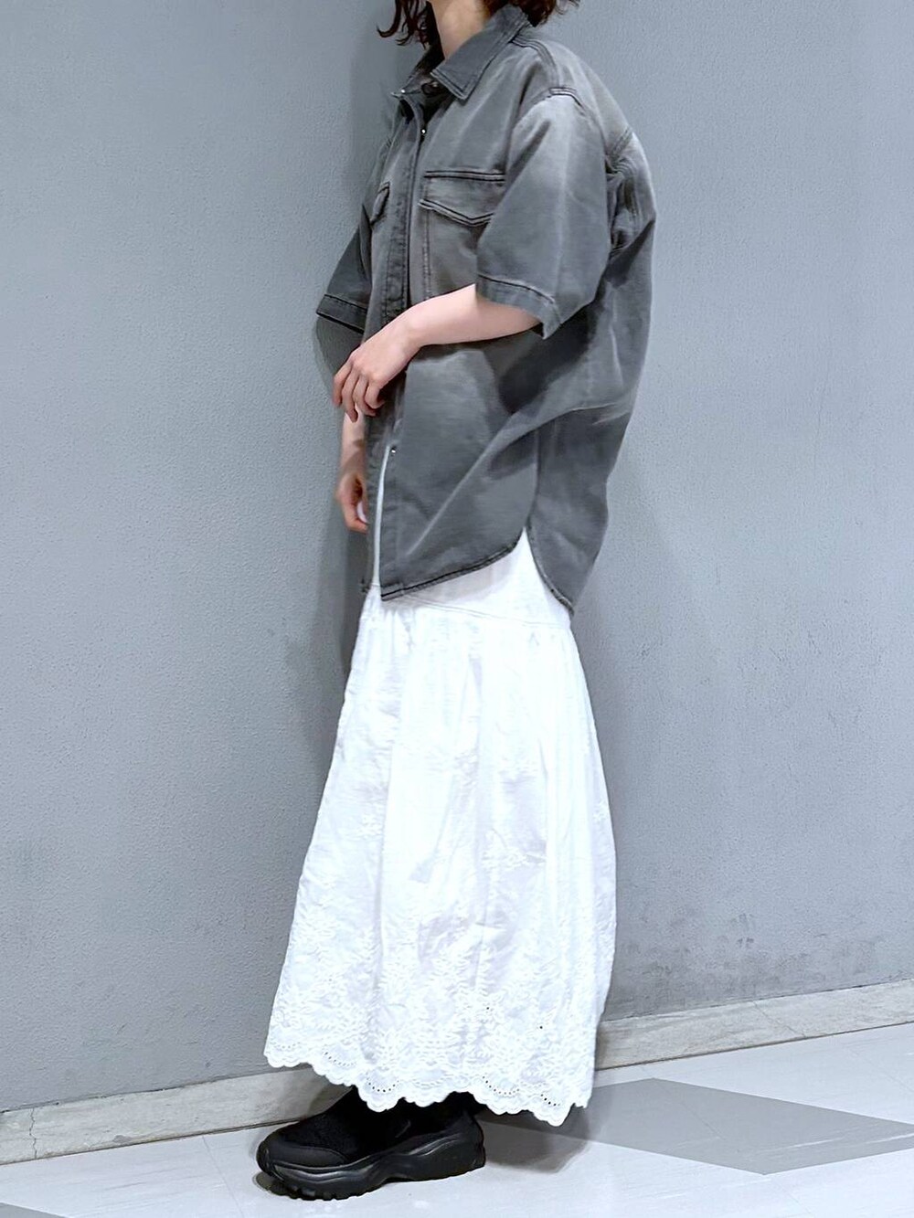 ホワイト系のスカート、グレー系のシャツ/ブラウスを着用したレディースの夏コーディネートの3枚目の写真