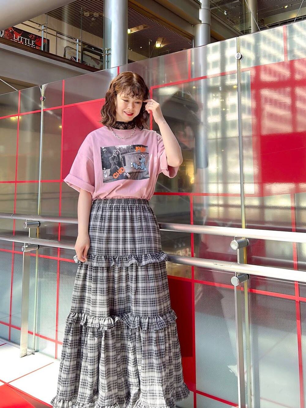 ブラック系のサンダル、ブラック系のTシャツ/カットソー、ブラック系のスカートを着用したレディースの夏コーディネートの5枚目の写真