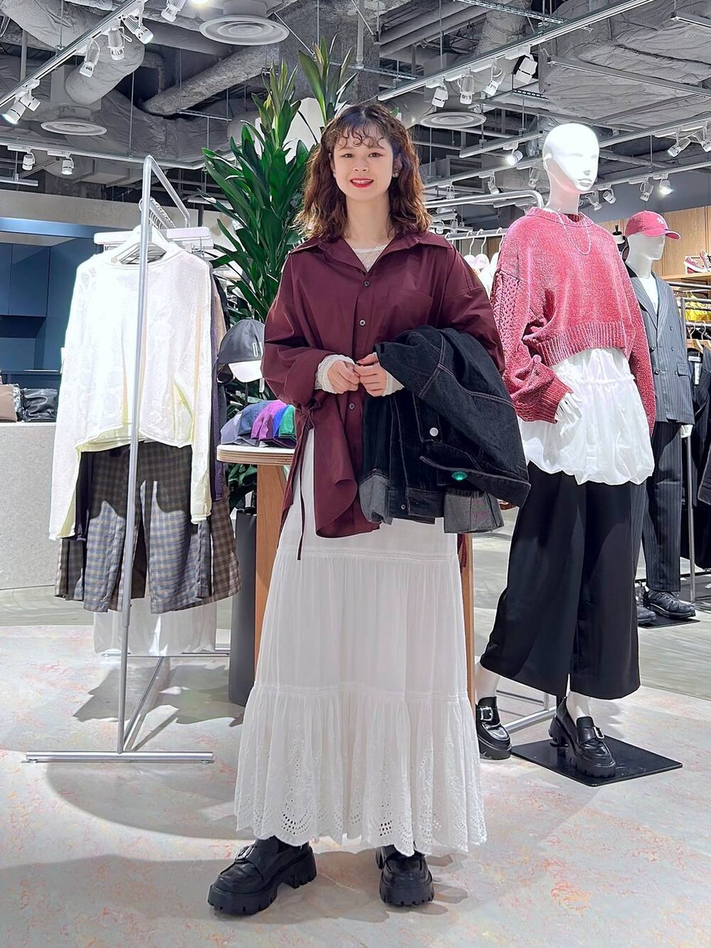 その他のローファー、ブラック系のデニムジャケット、レッド系のシャツ/ブラウスを着用したレディースの秋コーディネートの5枚目の写真