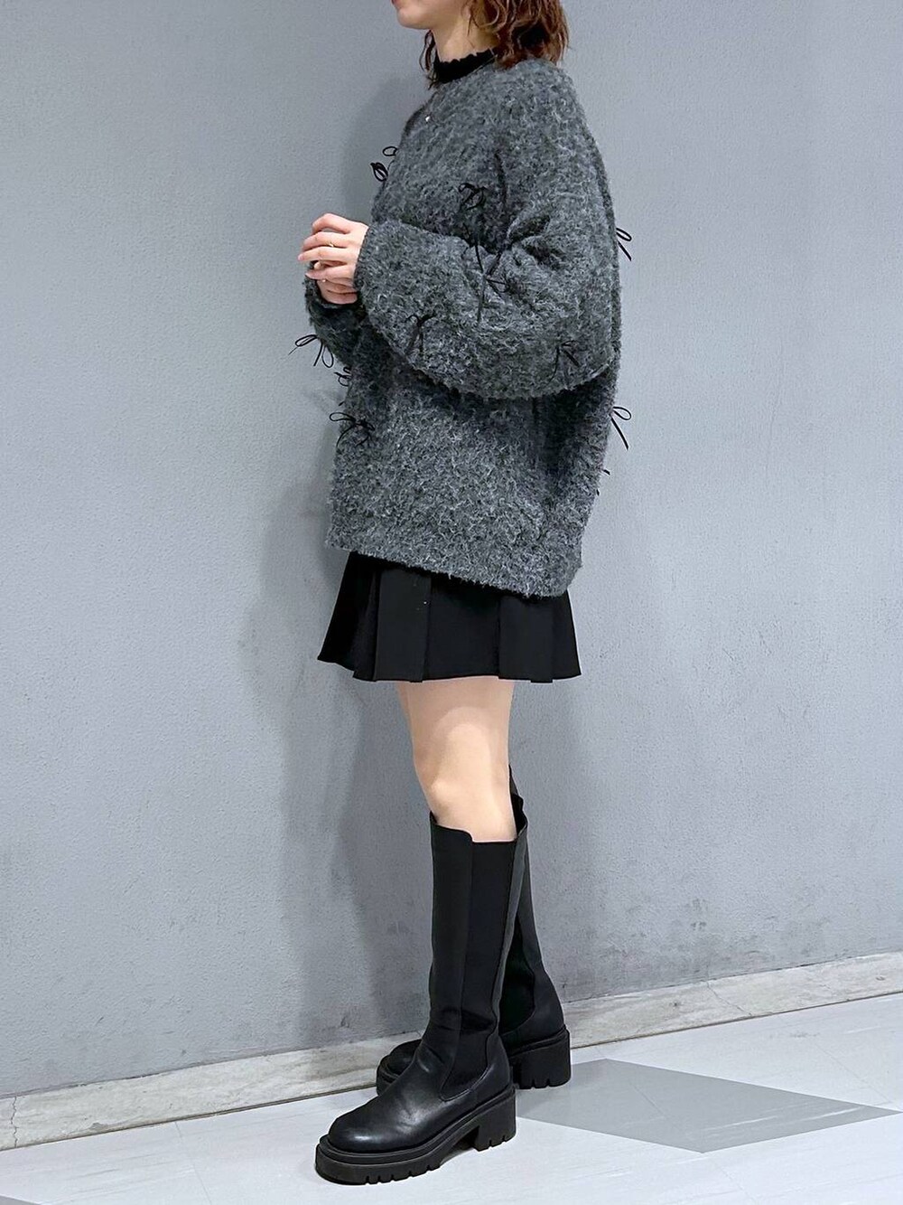 グレー系のニット/セーターを着用したレディースの冬コーディネートの4枚目の写真