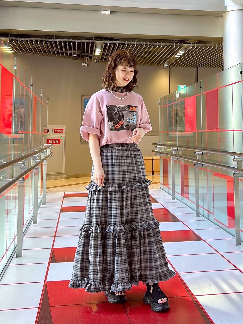 ブラック系のサンダル、ブラック系のTシャツ/カットソー、ブラック系のスカートを着用したレディースの夏コーディネートの3枚目の写真