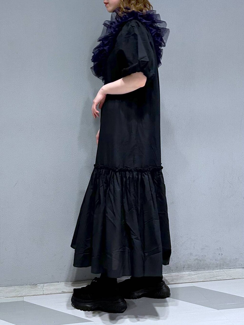 グリーン系のTシャツ/カットソー、ブラック系のシャツワンピース、パープル系のストール/ショールを着用したレディースの春コーディネートの3枚目の写真