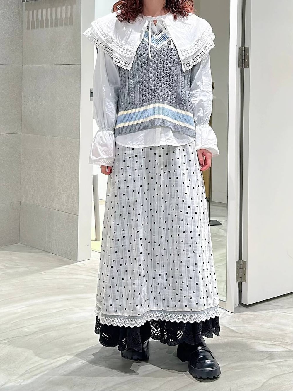 ブラック系のローファー、ホワイト系のシャツ/ブラウス、ホワイト系のワンピースを着用したレディースの春コーディネートの2枚目の写真