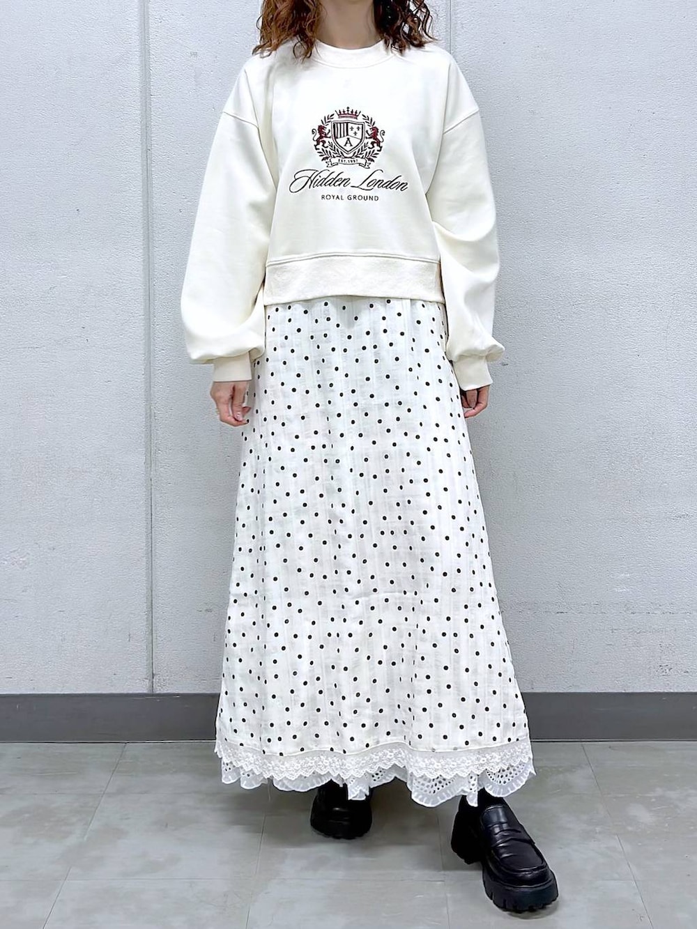 ブラック系のローファー、ホワイト系のスウェット、ホワイト系のワンピースを着用したレディースの冬コーディネートの2枚目の写真