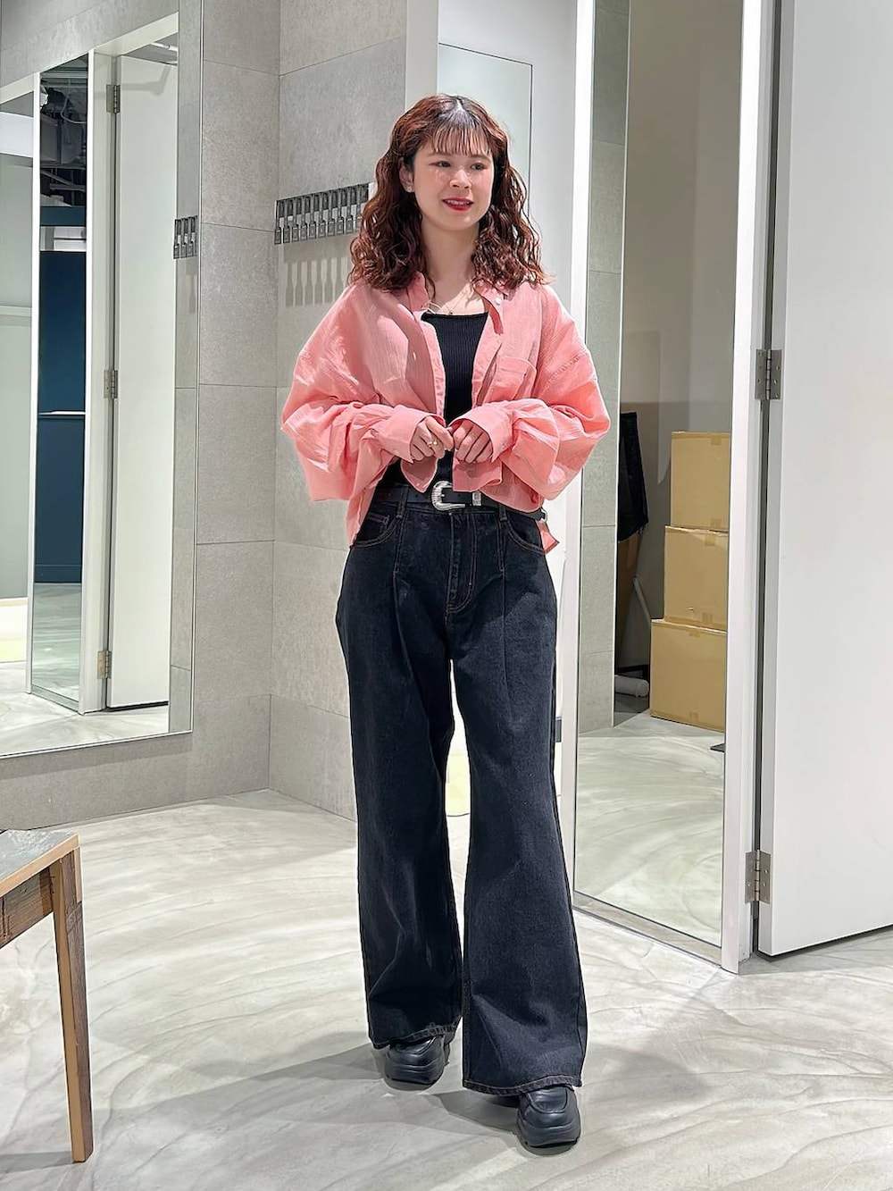 ブラック系のローファー、ピンク系のシャツ/ブラウス、ブラック系のデニムパンツを着用したレディースの春コーディネートの4枚目の写真