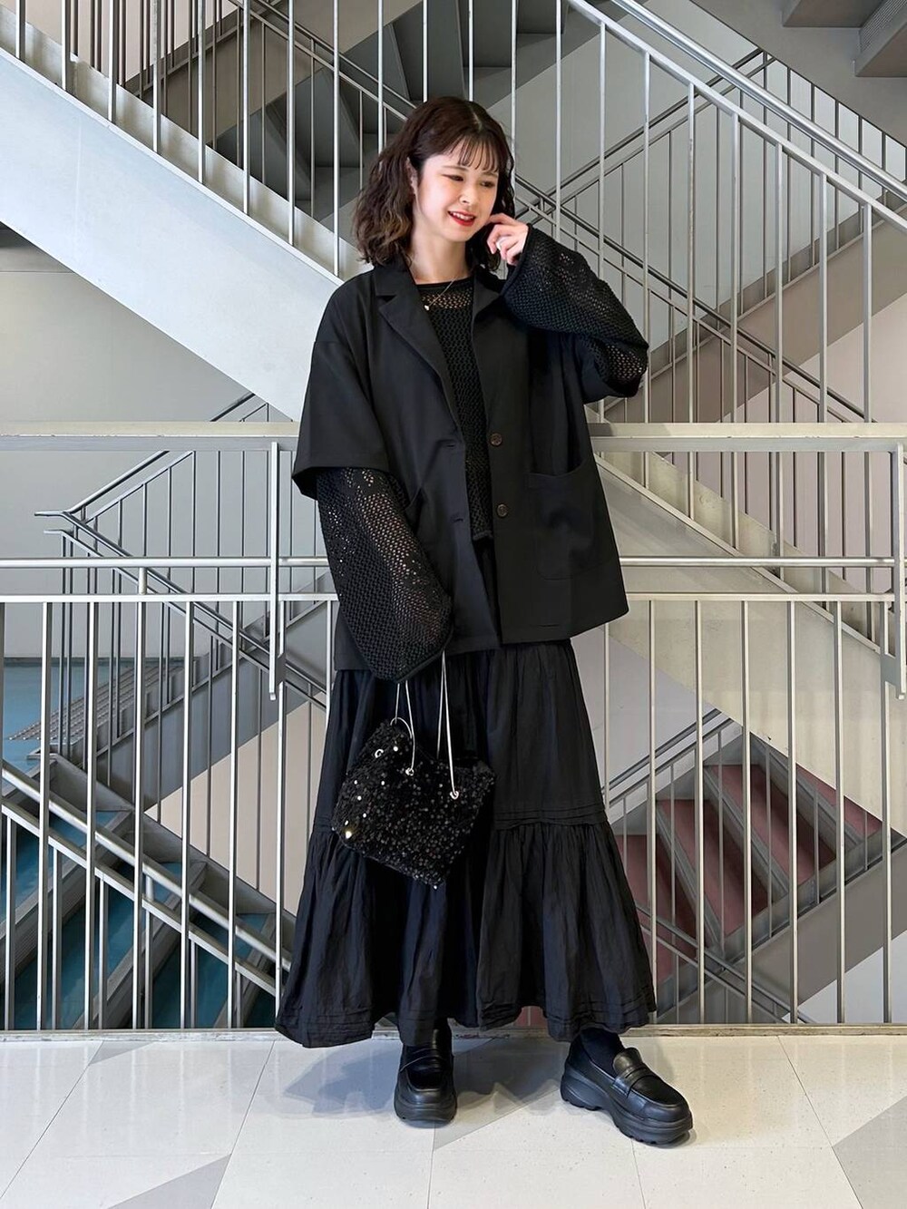 「ワンピース、骨格ウェーブ、高身長、体型カバー、韓国系、ユニセックス、モテ、カジュアル、ロングスカート、RAGEBLUE」｜「RAGEBLUEのフラワーモチーフ透かし編みニット（ニット/セーター、ブラック系）」を使った、理咲さん（レディース・163cm）の春コーディネートの4枚目の写真