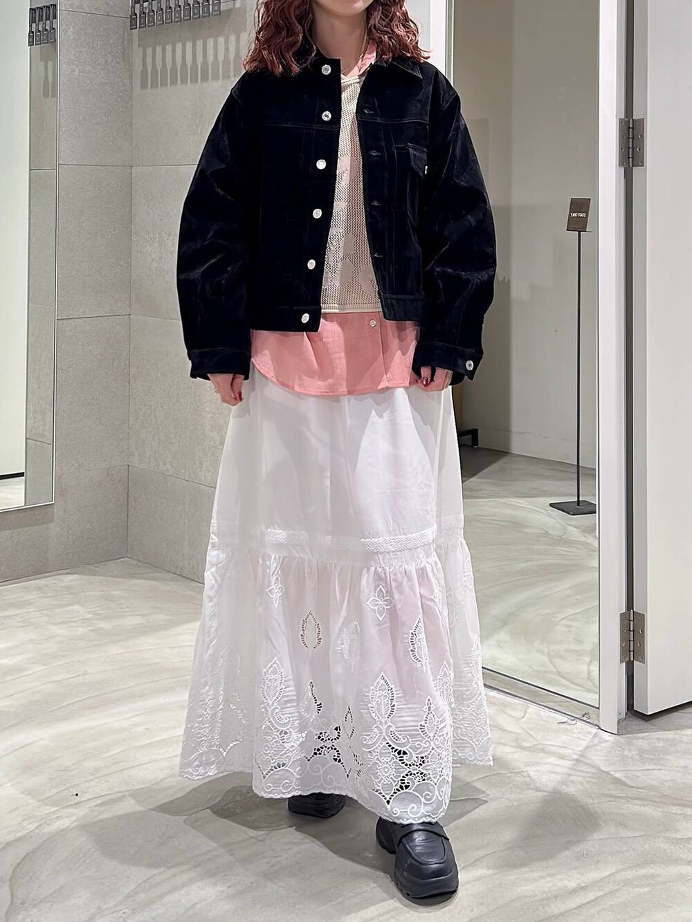 ブラック系のローファー、ピンク系のシャツ/ブラウス、ブラック系のブルゾンを着用したレディースの春コーディネートの2枚目の写真