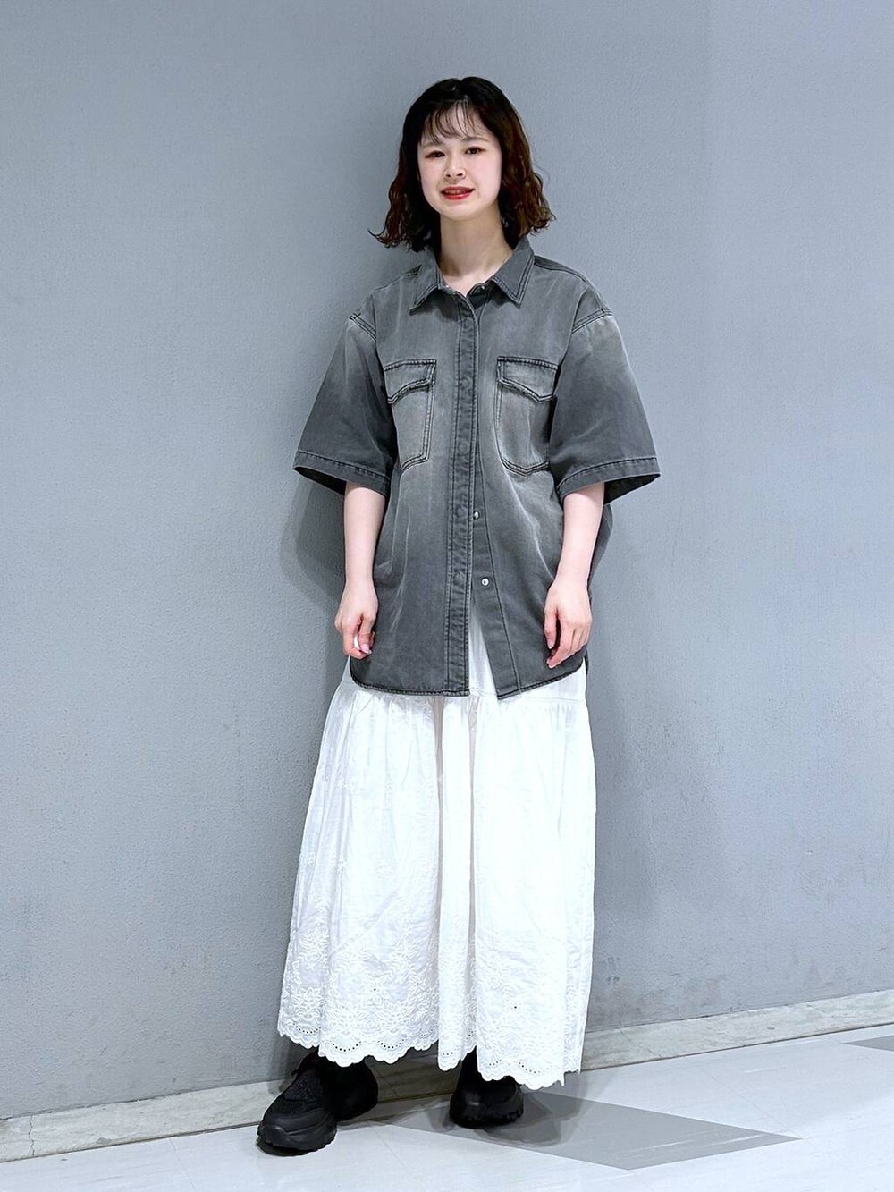 ホワイト系のスカート、グレー系のシャツ/ブラウスを着用したレディースの夏コーディネートの4枚目の写真