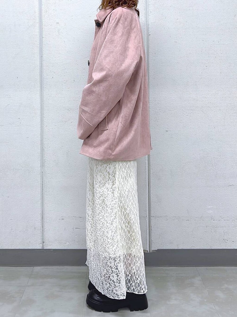 ブラック系のローファー、ホワイト系のスカート、ピンク系のブルゾンを着用したレディースの冬コーディネートの3枚目の写真