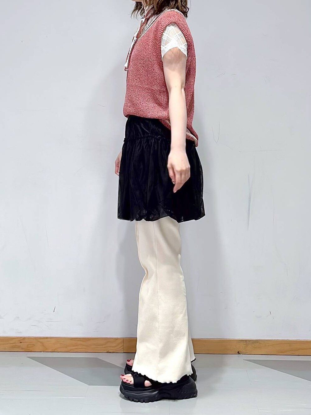 ブラック系のサンダル、ホワイト系のTシャツ/カットソー、ホワイト系のスウェットパンツを着用したレディースの夏コーディネートの3枚目の写真