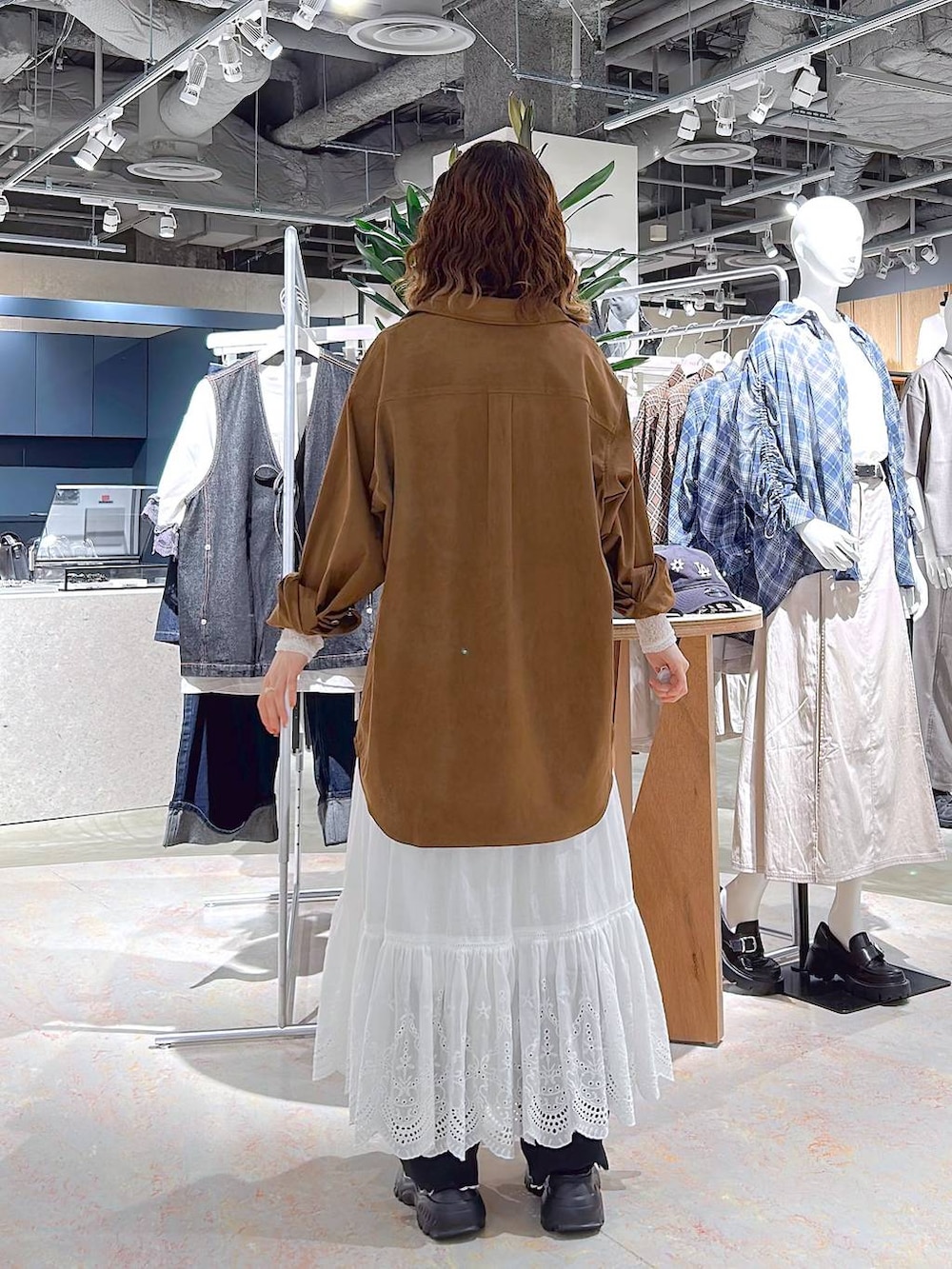 ブラック系のサンダル、ブラック系のスウェットパンツ、ホワイト系のTシャツ/カットソーを着用したレディースの秋コーディネートの5枚目の写真