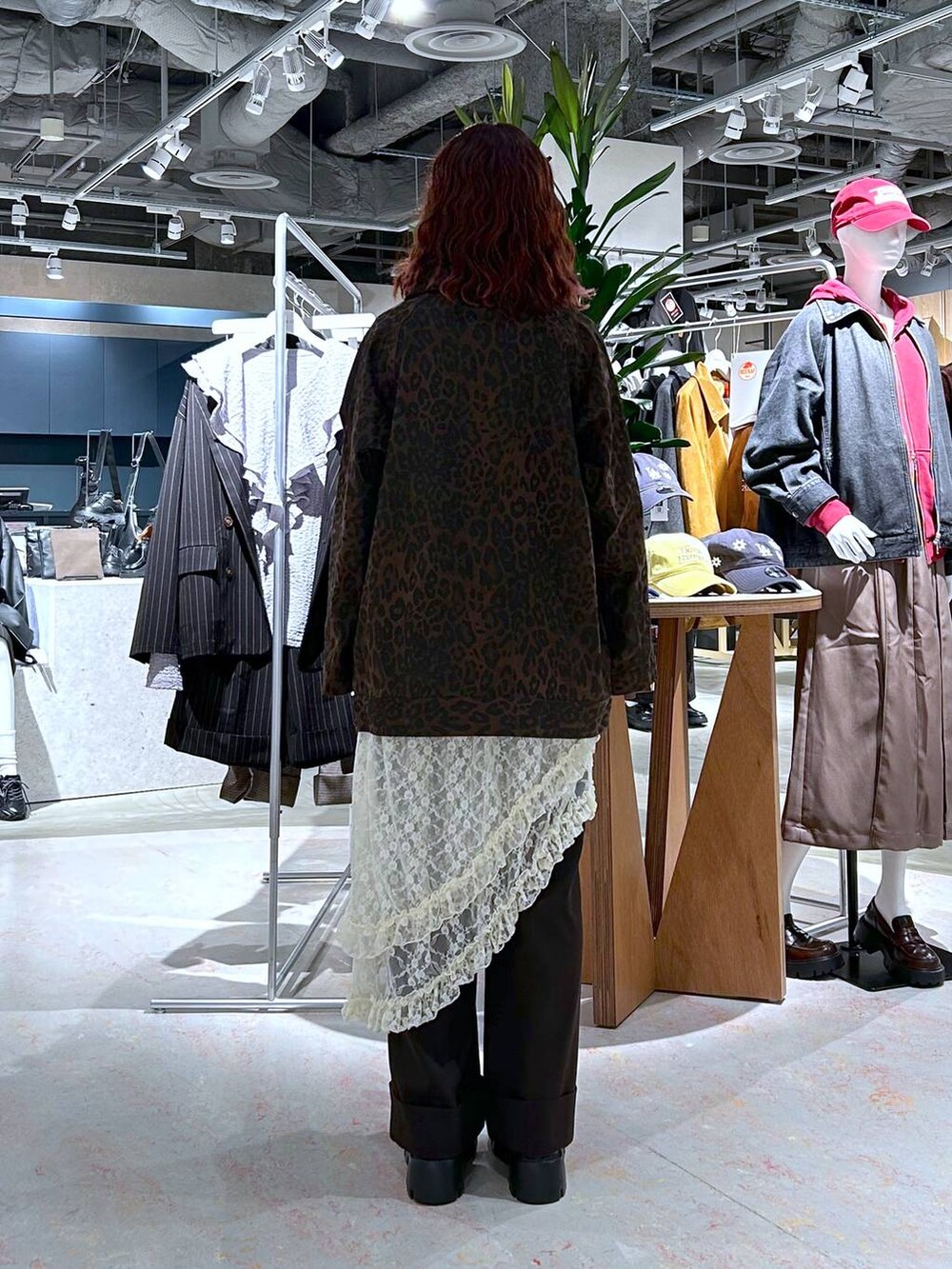 ブラック系のローファー、ホワイト系のスカート、ホワイト系のTシャツ/カットソーを着用したレディースの秋コーディネートの5枚目の写真