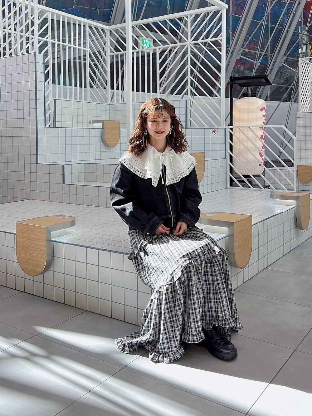 ホワイト系のシャツ/ブラウス、ブラック系のスカート、ブラック系のデニムジャケットを着用したレディースの冬コーディネートの4枚目の写真