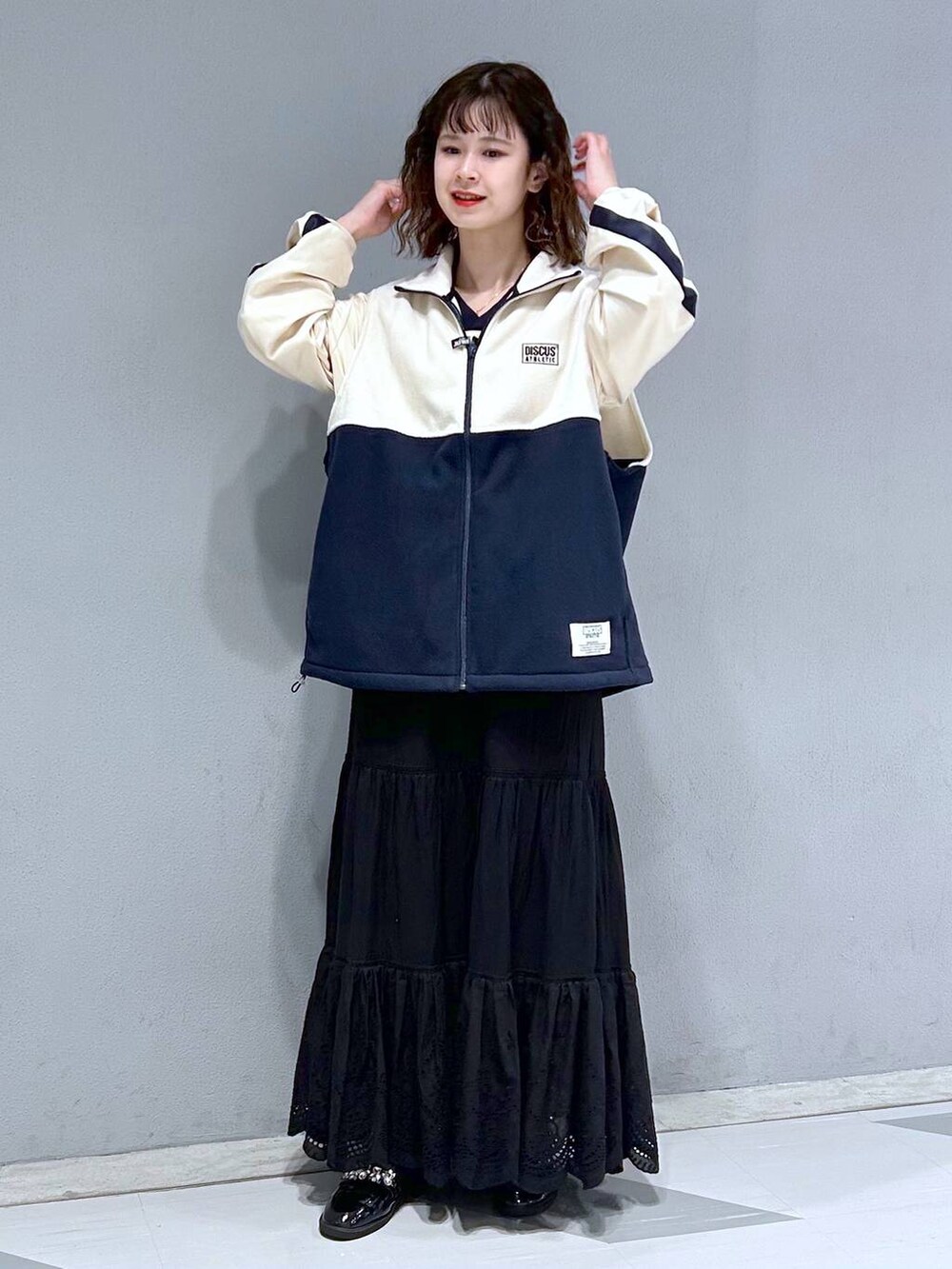 「ワンピース、ロングスカート、RAGEBLUE、骨格ウェーブ、高身長、体型カバー、韓国系、ユニセックス、モテ、カジュアル」｜「DISCUSのDISCUS/ディスカス フリースベスト（ベスト、ホワイト系）」を使った、理咲さん（レディース・163cm）の秋コーディネートの4枚目の写真
