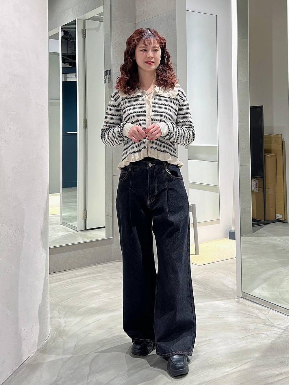 ブラック系のローファー、ブラック系のデニムパンツ、ホワイト系のカーディガン/ボレロを着用したレディースの春コーディネートの4枚目の写真