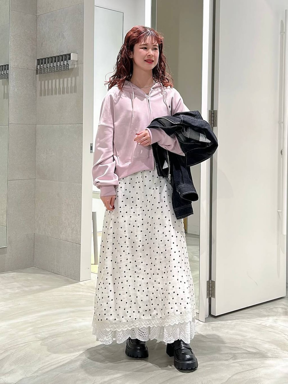 ブラック系のローファー、ブラック系のデニムジャケット、ホワイト系のワンピースを着用したレディースの春コーディネートの5枚目の写真