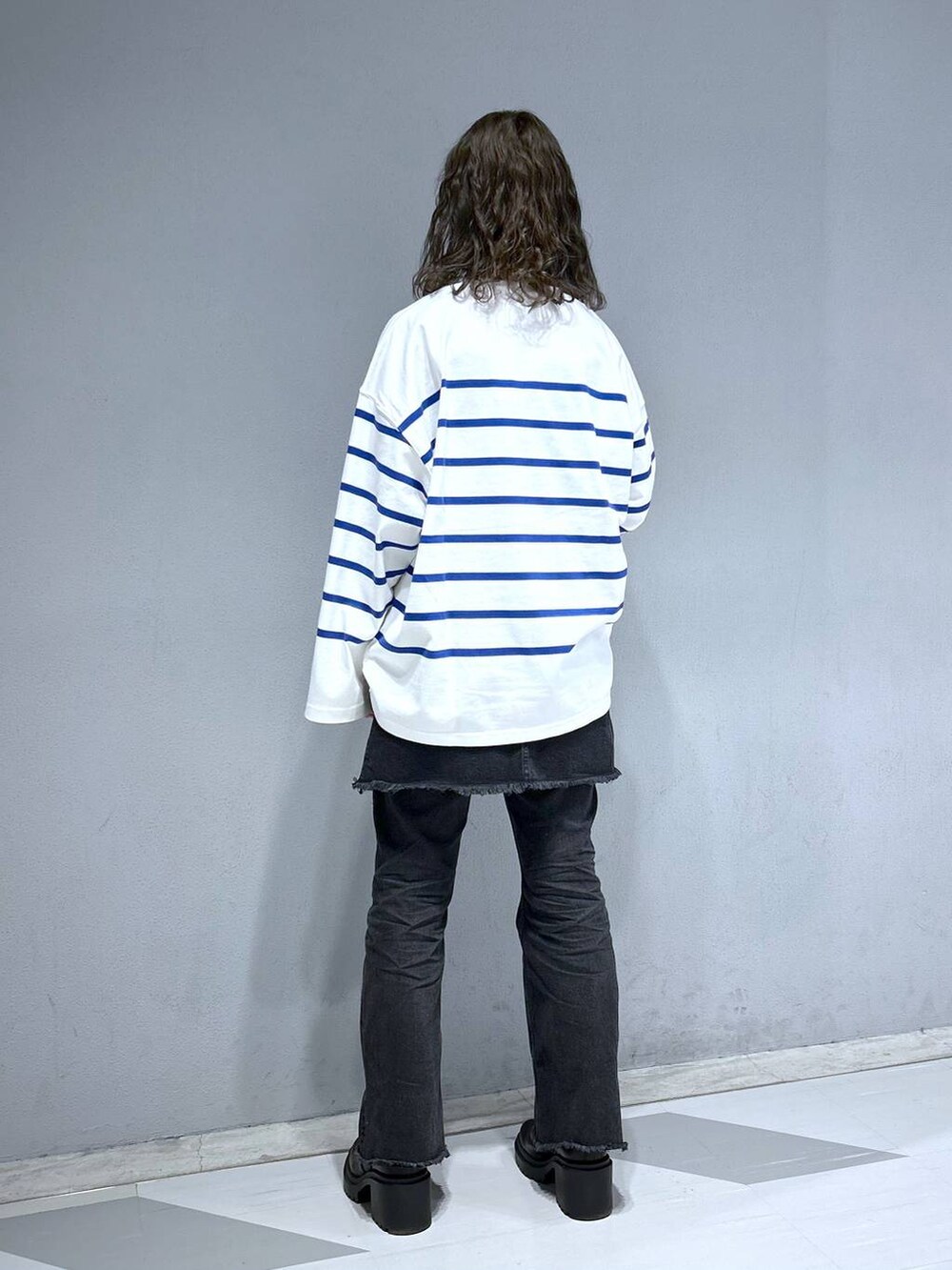 ホワイト系のTシャツ/カットソー、ブラック系のデニムパンツを着用したレディースの春コーディネートの5枚目の写真