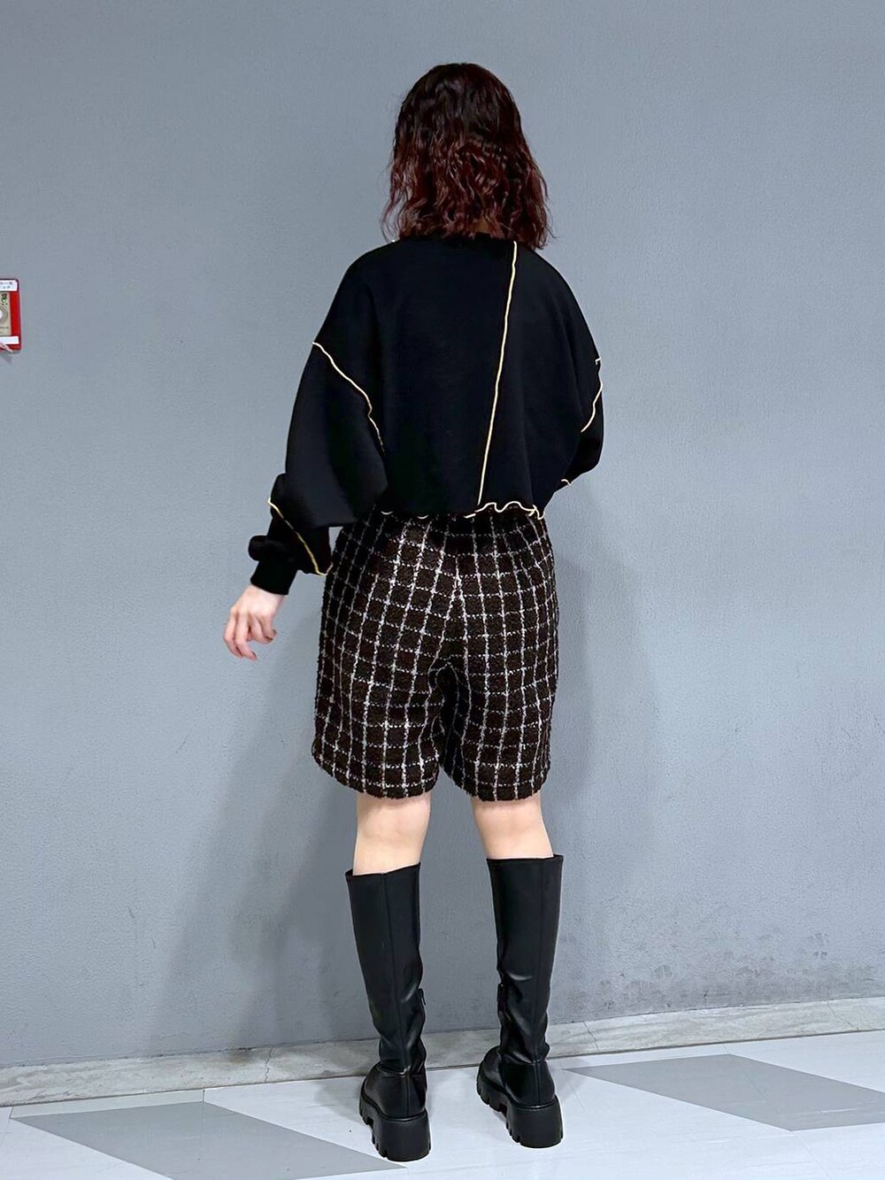 ブラック系のブーツ、ブラック系のスウェット、ベージュ系のブルゾンを着用したレディースの秋コーディネートの4枚目の写真