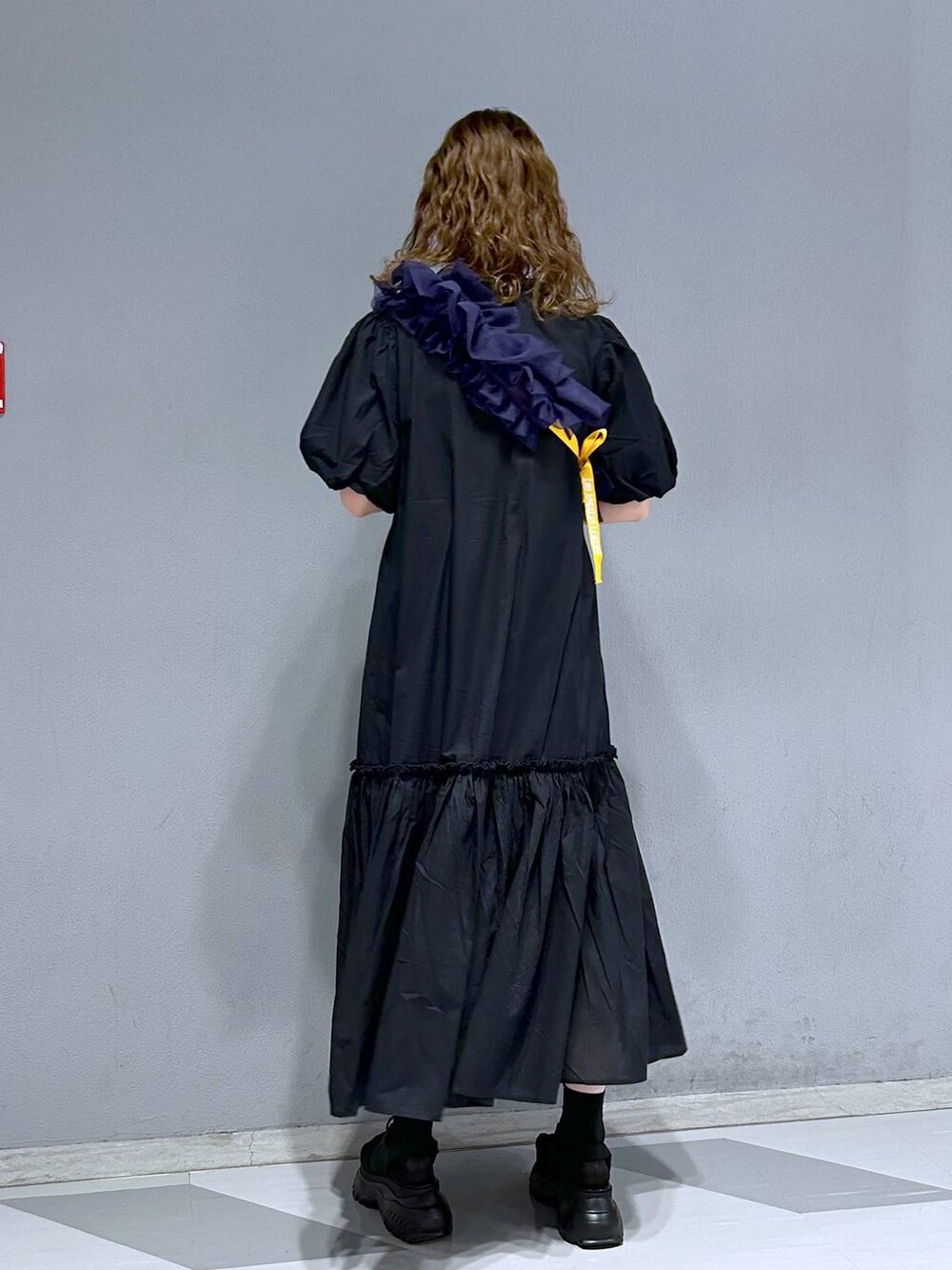 グリーン系のTシャツ/カットソー、ブラック系のシャツワンピース、パープル系のストール/ショールを着用したレディースの春コーディネートの5枚目の写真