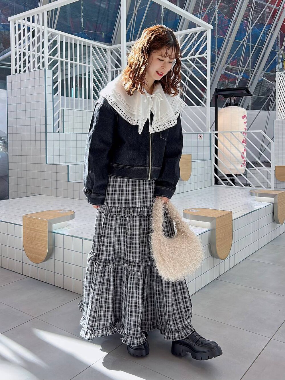 ホワイト系のシャツ/ブラウス、ブラック系のスカート、ブラック系のデニムジャケットを着用したレディースの冬コーディネートの2枚目の写真