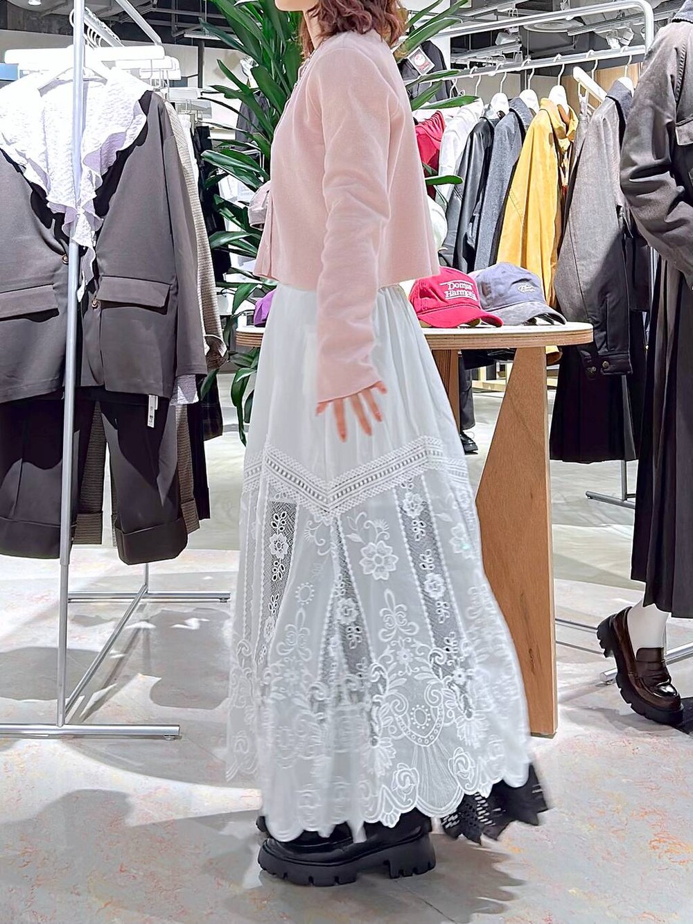 ブラック系のローファー、ピンク系のカーディガン/ボレロ、ブラック系のスカートを着用したレディースの秋コーディネートの4枚目の写真