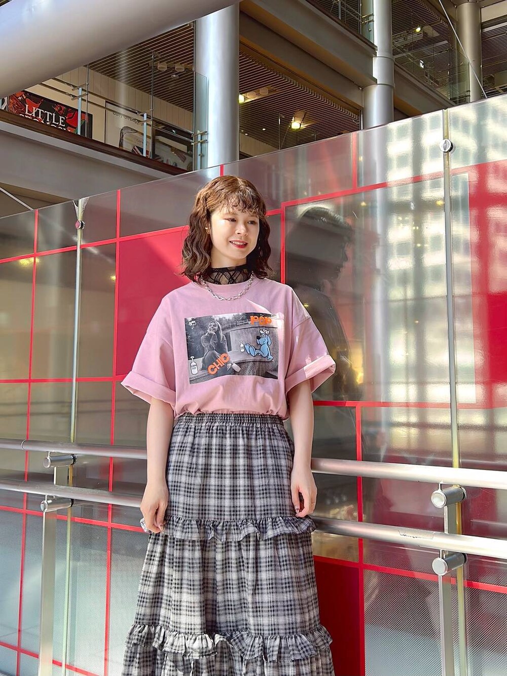 ブラック系のサンダル、ブラック系のTシャツ/カットソー、ブラック系のスカートを着用したレディースの夏コーディネートの4枚目の写真