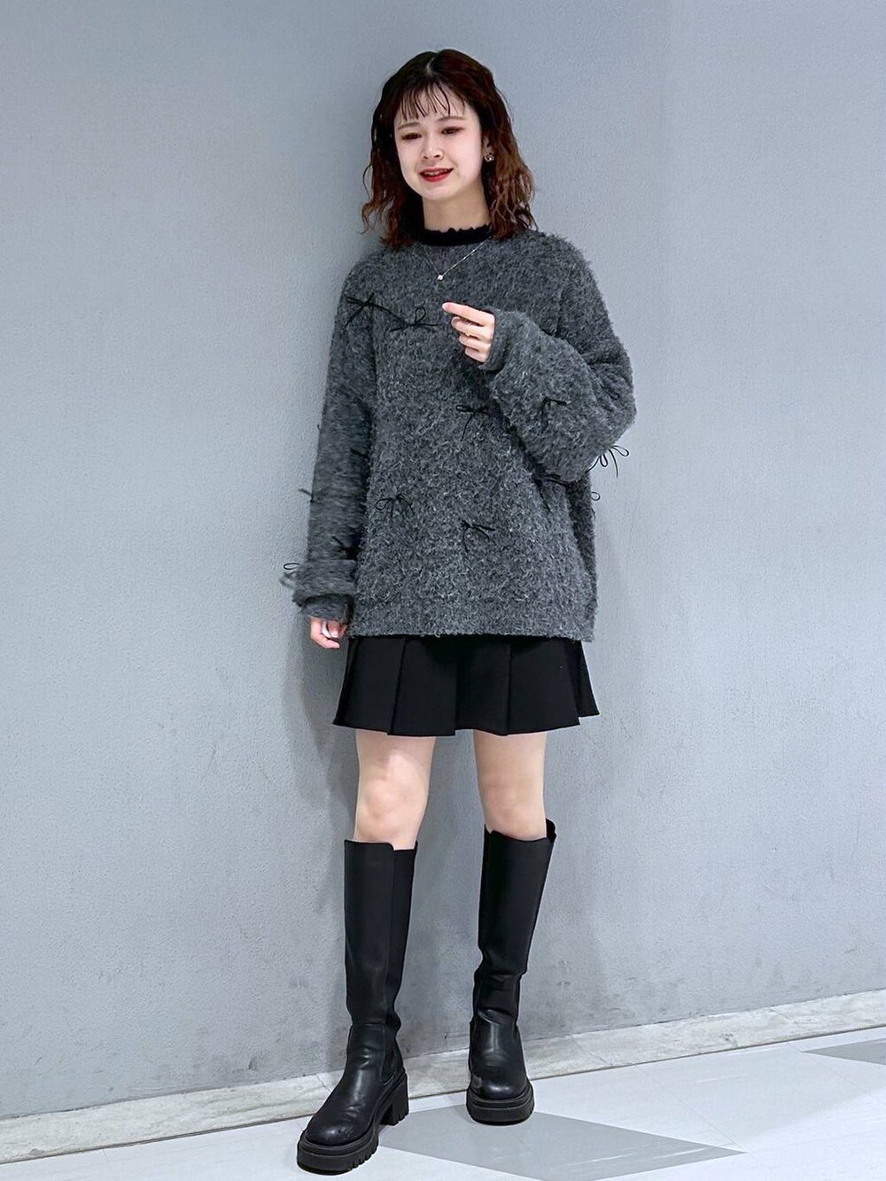 グレー系のニット/セーターを着用したレディースの冬コーディネートの3枚目の写真