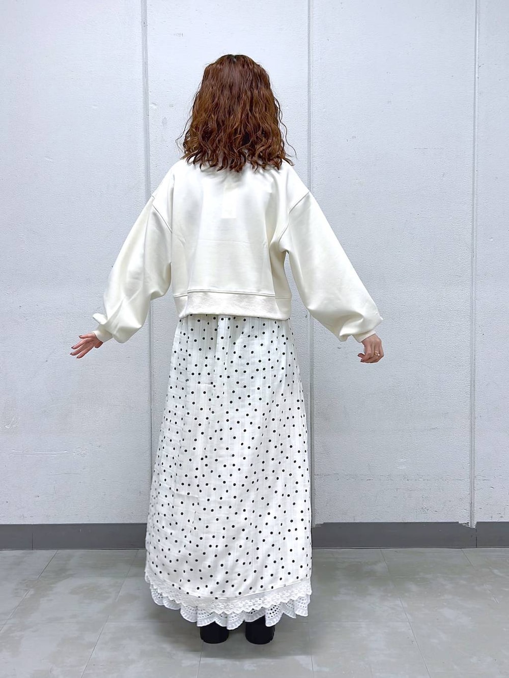 ブラック系のローファー、ホワイト系のスウェット、ホワイト系のワンピースを着用したレディースの冬コーディネートの4枚目の写真