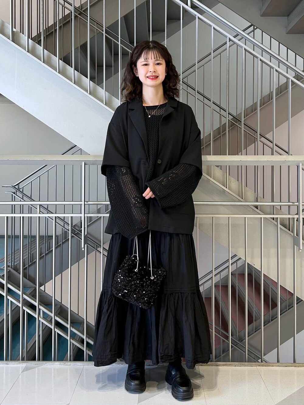 「ワンピース、骨格ウェーブ、高身長、体型カバー、韓国系、ユニセックス、モテ、カジュアル、ロングスカート、RAGEBLUE」｜「RAGEBLUEのフラワーモチーフ透かし編みニット（ニット/セーター、ブラック系）」を使った、理咲さん（レディース・163cm）の春コーディネートの2枚目の写真