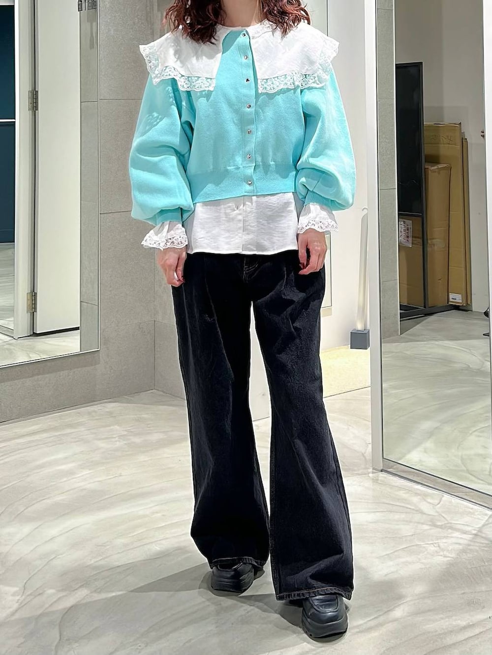 ブラック系のローファー、ブルー系のカーディガン/ボレロ、ブラック系のデニムパンツを着用したレディースの春コーディネートの2枚目の写真