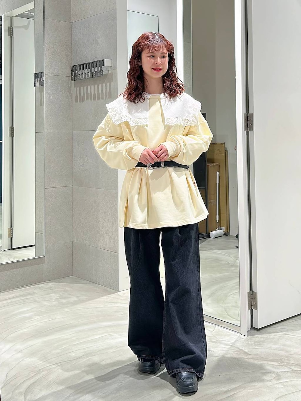 ブラック系のローファー、ブラック系のデニムパンツ、ホワイト系のシャツ/ブラウスを着用したレディースの春コーディネートの4枚目の写真