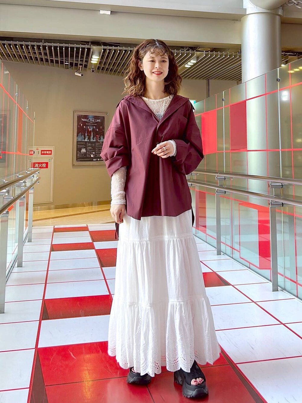 ブラック系のサンダル、ホワイト系のTシャツ/カットソー、レッド系のシャツ/ブラウスを着用したレディースの秋コーディネートの4枚目の写真