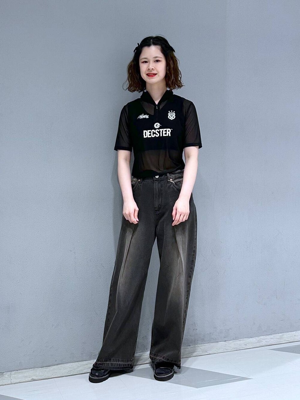 ブラック系のTシャツ/カットソー、ブラック系のデニムパンツを着用したレディースの夏コーディネートの3枚目の写真