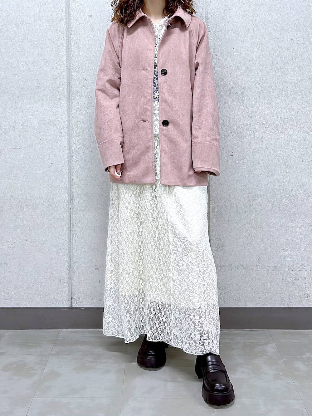 ブラック系のローファー、ホワイト系のスカート、ピンク系のブルゾンを着用したレディースの冬コーディネートの2枚目の写真