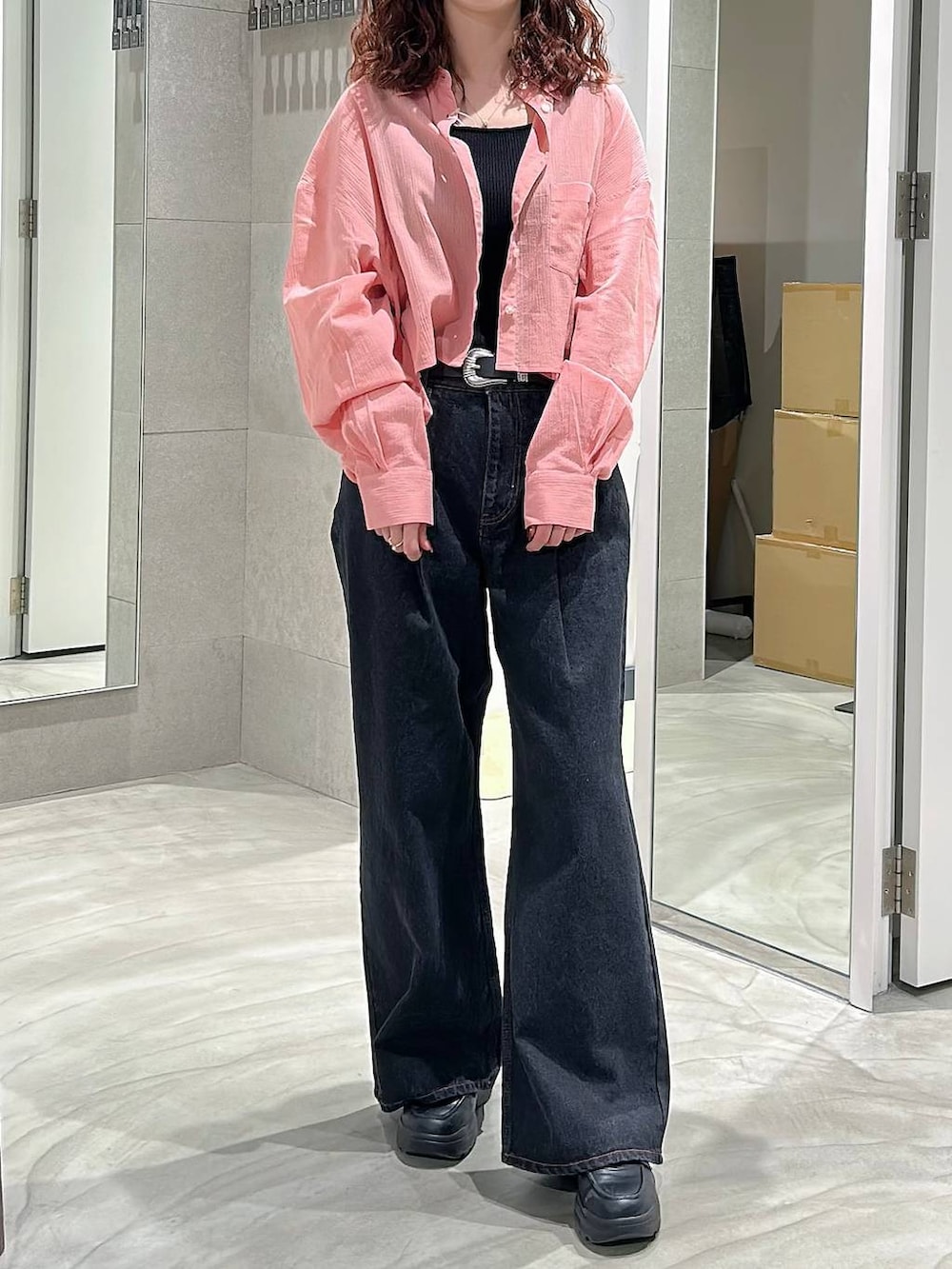 ブラック系のローファー、ピンク系のシャツ/ブラウス、ブラック系のデニムパンツを着用したレディースの春コーディネートの2枚目の写真