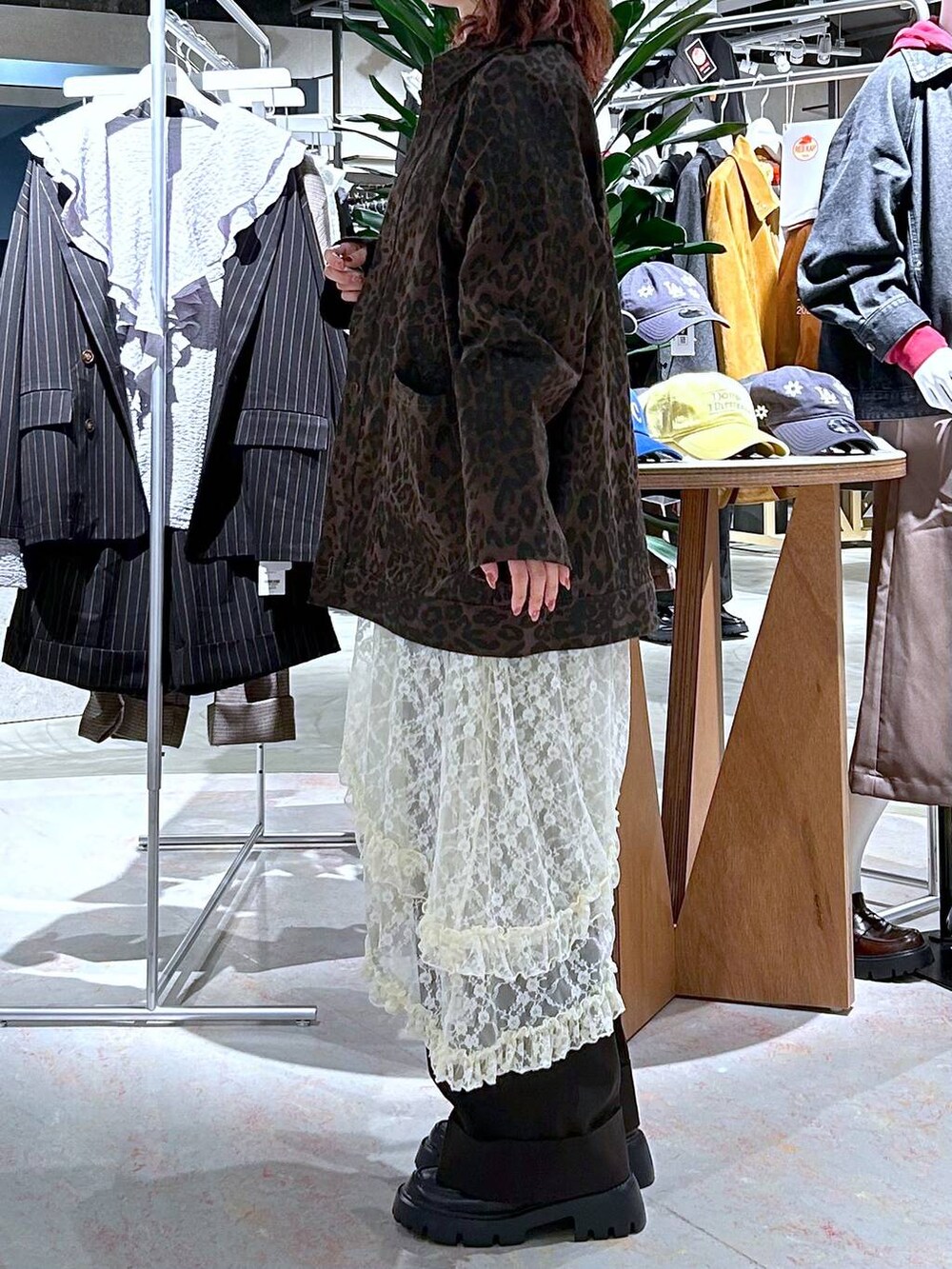 ブラック系のローファー、ホワイト系のスカート、ホワイト系のTシャツ/カットソーを着用したレディースの秋コーディネートの3枚目の写真