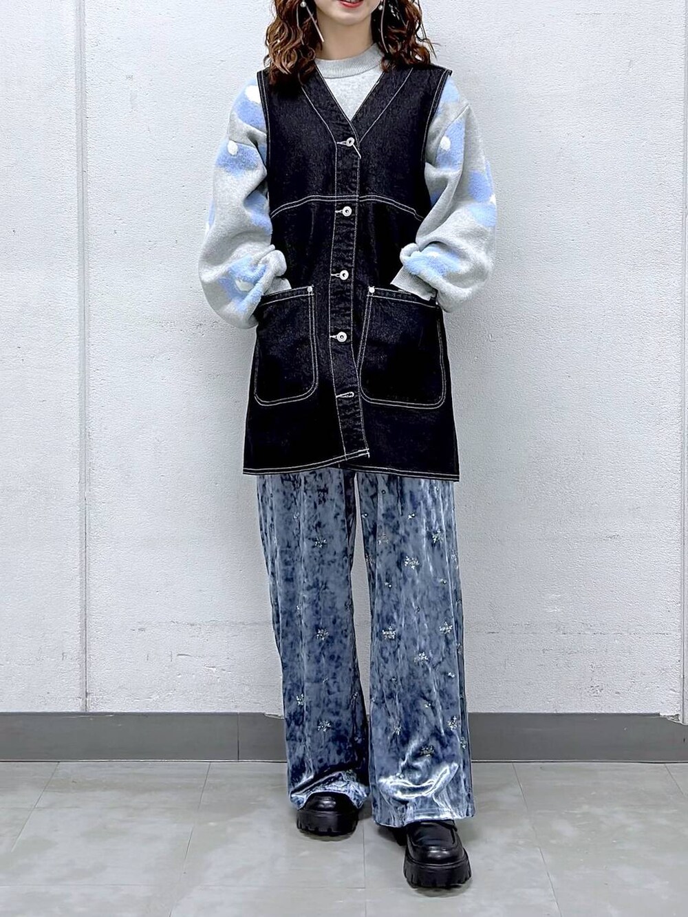 ブラック系のローファー、ブルー系のスウェットパンツ、ブラック系のワンピースを着用したレディースの冬コーディネートの2枚目の写真